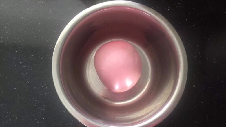 火龙果汁软欧包,放入碗中进行第一次发酵。