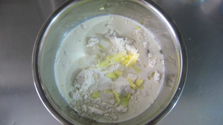 彩虹淡奶油土司：奶香十足又有颜值的面包,将牛奶酵母液与A料中的其他所有原料混合在一起。