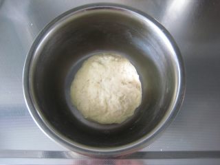彩虹淡奶油土司：奶香十足又有颜值的面包,揉成面团，无需光滑，揉匀即可。