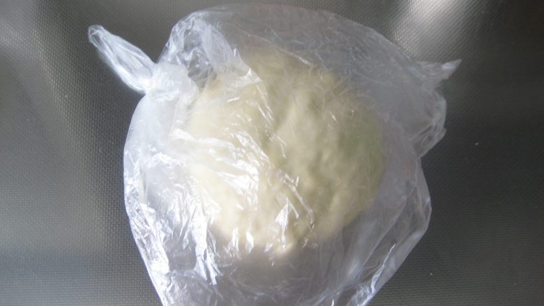 彩虹淡奶油土司：奶香十足又有颜值的面包,将面团放入保鲜袋中进行发酵2.5-3小时（放入其他容器中也可）