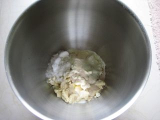 彩虹淡奶油土司：奶香十足又有颜值的面包,将发酵好的面团掰成小块，放入厨师机的搅拌缸中，再加入B料搅拌至完全阶段。