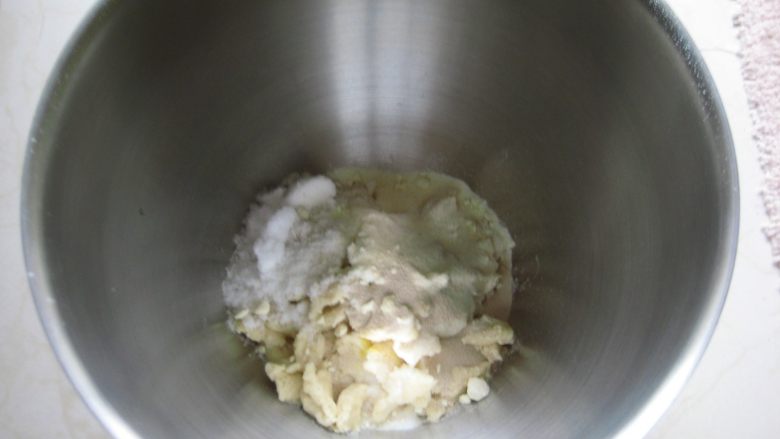 彩虹淡奶油土司：奶香十足又有颜值的面包,将发酵好的面团掰成小块，放入厨师机的搅拌缸中，再加入B料搅拌至完全阶段。