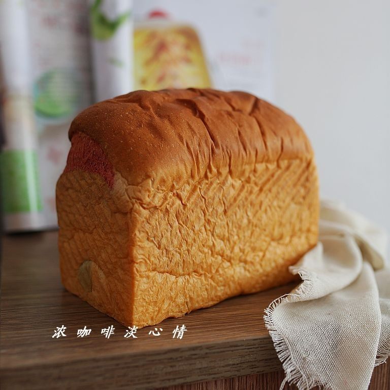彩虹淡奶油土司：奶香十足又有颜值的面包,烤好后立刻出炉，脱模，晾凉后装入保鲜袋，室温或者冷冻保存。