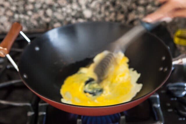 热带风菠萝炒饭,趁腌制鸡肉的时间，可以炒个滑蛋，炒到半湿状态就可以关火了，这样鸡蛋才嫩