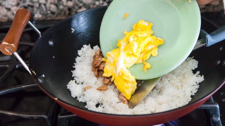 热带风菠萝炒饭,擦拭一下锅，炒米饭，加入鸡肉、鸡蛋、虾