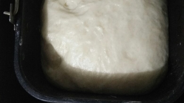 面包机做面包🍞（炒鸡简单的用料）,程序是一个半小时就可以制作成面包了，不用再单独发酵一晚上，快发酵好了＾０＾~，