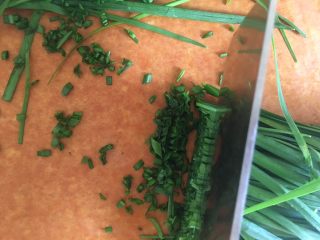 韭菜盒子,韭菜洗净 沥干水分 切5毫米左右大小