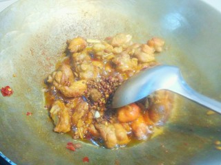 干煸醉乡鸭,豆瓣酱炒出红油后，放花椒粒，把花椒粒炒出香味。