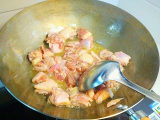 干煸醉乡鸭,油烧热后放鸭肉煸炒，中火，把鸭肉煸干水分。
