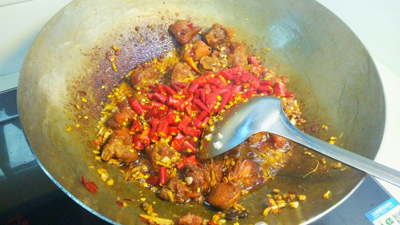 干煸醉乡鸭,放入干红辣椒段，炒香，这里可以多炒一会，辣椒段炒的脆脆的，非常好吃。
