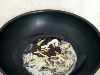 干煸有机菜花,炒锅中放入花生油，放入葱姜丝，花椒粒，煸炒出香味儿。