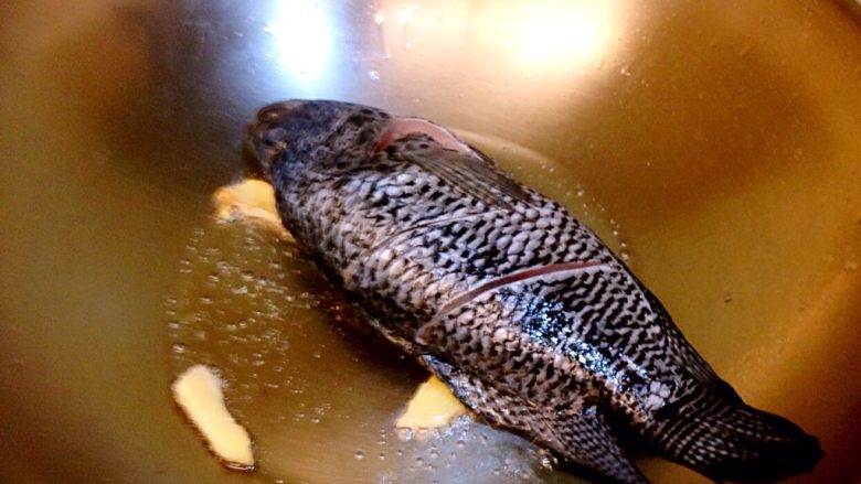 紅燒魚,熱油鍋先爆薑片，把魚水分擦乾後下鍋
