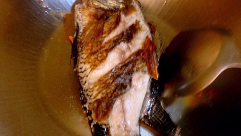 紅燒魚,兩面都先煎焦黃狀，吃起來更有口感，連魚皮也美味