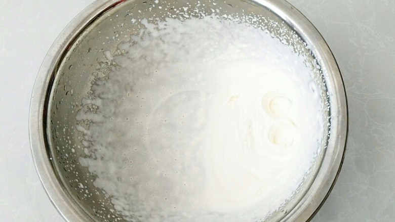 西瓜奶油冰棒,用打蛋器打至酸奶的稠状。