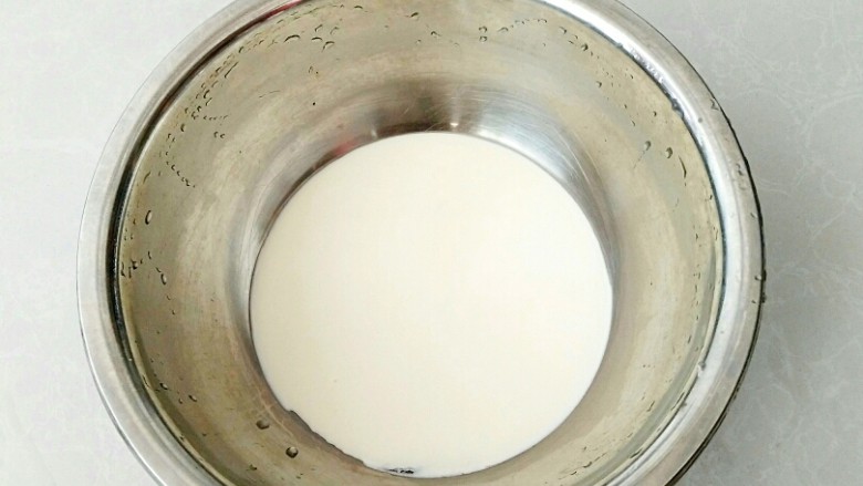 西瓜奶油冰棒,奶油倒入料理盆中。