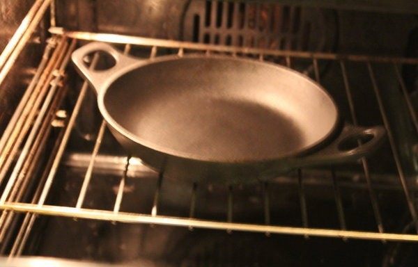 Dutch baby松饼,230℃烤箱预热, 将铸铁锅一起放进烤箱里，至少加热8-10分钟
