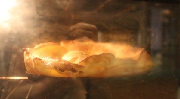 Dutch baby松饼,快速将铁盘再放回烤箱中，230℃, 烤10-15分钟，至面糊膨起，中间也呈金黄色。时间长短跟面糊的量和锅子的大小有关。