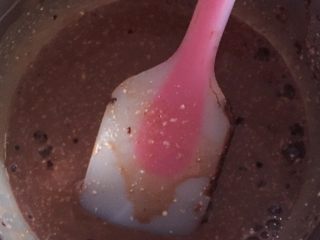 巧克力冰淇淋,牛奶加入过筛的巧克力粉。放在炉上小火加热，边缘起小气泡就可以关火。降温备用。