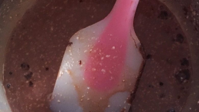 巧克力冰淇淋,<a style='color:red;display:inline-block;' href='/shicai/ 219'>牛奶</a>加入过筛的巧克力粉。放在炉上小火加热，边缘起小气泡就可以关火。降温备用。