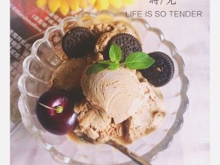 巧克力冰淇淋,用冰淇淋上要出自己要的形状就可以享用冰淇淋美味啦。