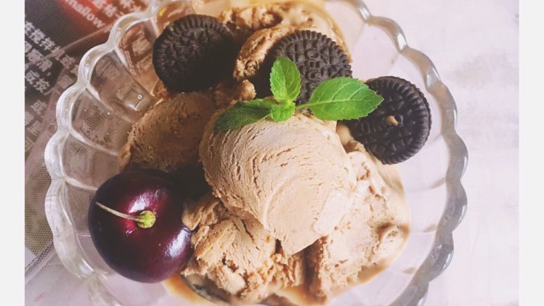 巧克力冰淇淋,用冰淇淋上要出自己要的形状就可以享用冰淇淋美味啦。