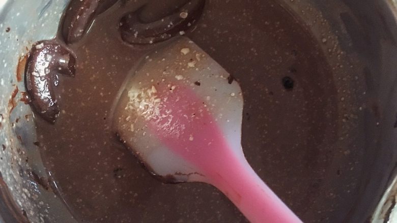 巧克力冰淇淋,牛奶业人却倒不烫手，加入巧克力币，溶解搅拌均匀备用。
