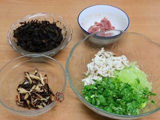 健康水晶饺,冬菇和木耳挤干水分，切丝，香菜、莴笋照样切丝