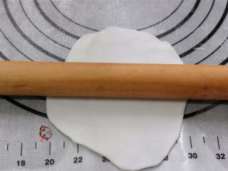 健康水晶饺,用擀面杖擀薄，中间厚，四边稍微薄一些