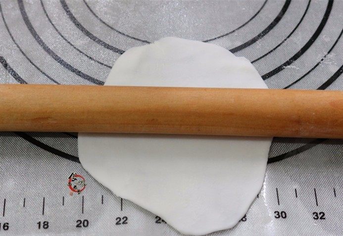 健康水晶饺,用擀面杖擀薄，中间厚，四边稍微薄一些