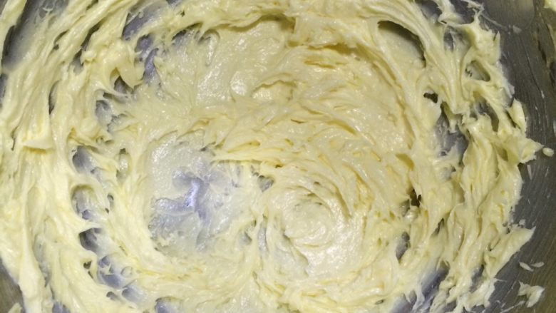 孜然椒盐曲奇,每次加入牛奶，都要充分打发，最终黄油颜色发白、体积膨大、呈毛绒状。