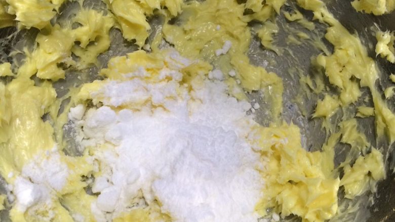 孜然椒盐曲奇,用电动打蛋器将黄油打散后，加入糖粉。