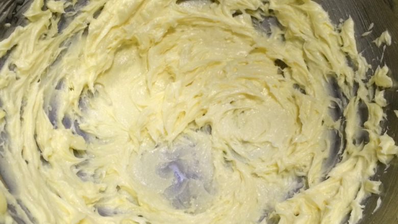 孜然椒盐曲奇,把黄油打发至体积膨大，颜色变浅，呈毛绒状，充分融入空气。