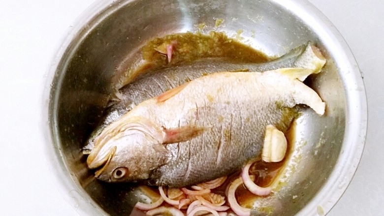香烤黄花鱼,黄花鱼去掉内脏去掉鳞片，清洗干净，鱼身划上刀，倒入研磨好的料汁。