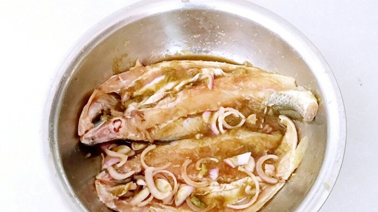 香烤黄花鱼,入冰箱腌制，至少三个小时，中间多次反面。