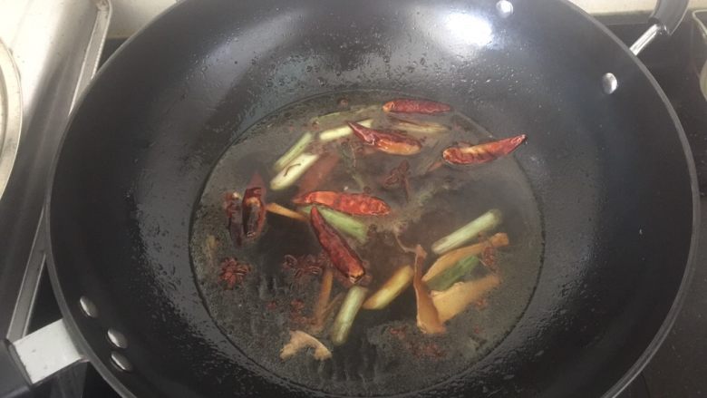 香辣入味的焖烧鱼块,倒入适量的开水煮沸。