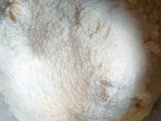 奶香玉米饼,盆中倒入玉米面，中筋面粉，奶粉混和