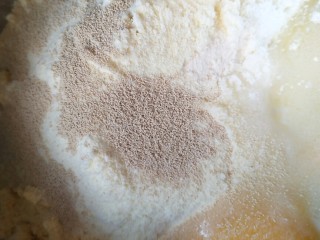 奶香玉米饼,然后盆中打入一个鸡蛋，放10克糖，2克酵母(注意糖和酵母不要放在一块)