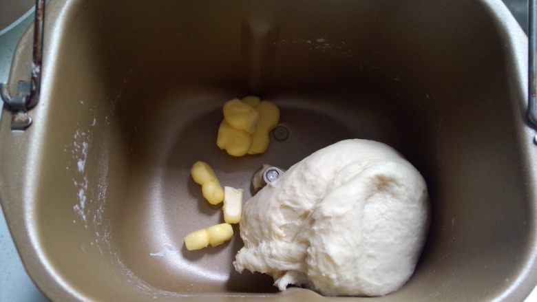 超软酸奶小餐包,加入黄油再一个揉面程序