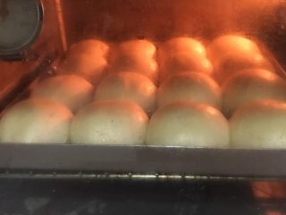 超软酸奶小餐包,烤箱上下温180度预热五分钟，把面包放入上下温180度烤18到20分钟