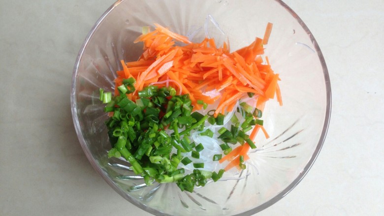 粉丝水晶饺,将粉丝，胡萝卜，葱放碗里拌均匀。