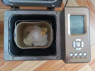 迷你热狗小餐包,主配方中所有材料按照先液体再粉末的顺序放入面包机里，黄油放一侧角落，启动面包机和面28分钟