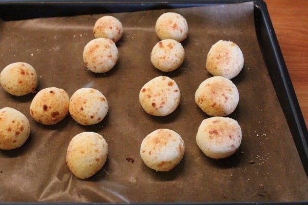 干酪球面包,预热烤箱，将做好的小球型面团以180℃烤18-20分钟，或面球表面出现淡金黄色。表面褐色小点是cheese烤过的颜色。