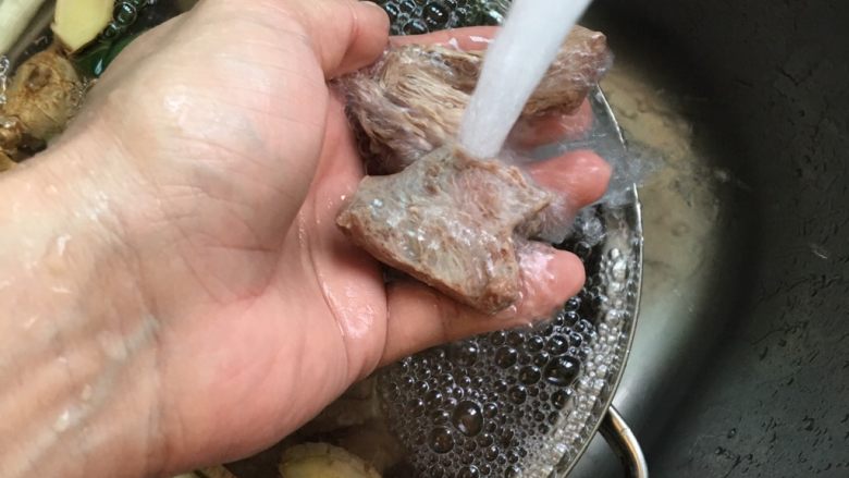 清燉牛肉湯,接著冷水洗淨肉塊後，瀝乾備用
