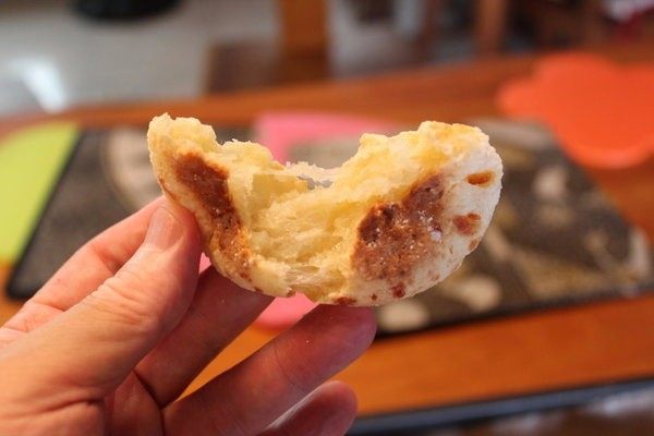 干酪球面包,这吉士球QQ的有咬劲，表皮酥脆充满吉士香，内里口感很像麻薯，味道微咸，好吃！ 