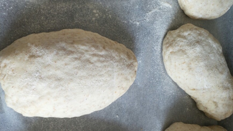 牛油果金枪鱼蟹柳芝士面包,进行二次发酵半小时