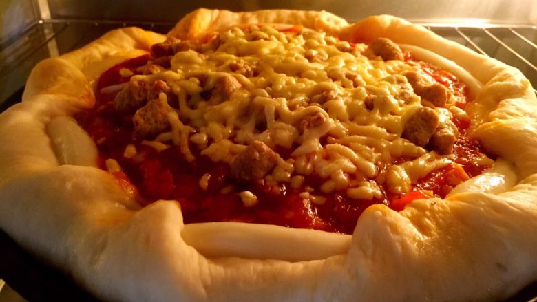 芝心披萨,220度烤20……25分钟后，注意观察表面不要烤糊了