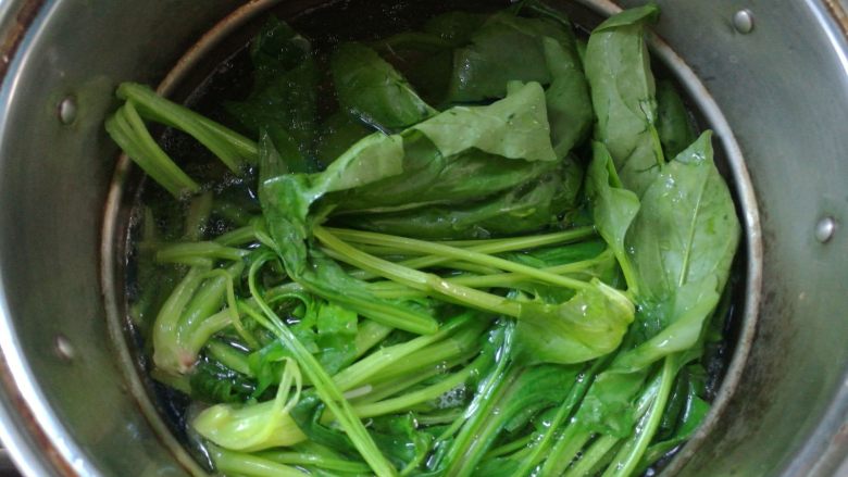 凉拌什锦菠菜,洗净控干水的菠菜放进去，焯烫1分钟捞出。