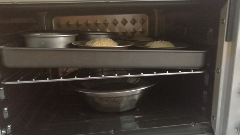 黑椒牛肉堡#面团的发酵之旅#,全部做好后，放进烤箱，底下放一碗热水，有助面团发酵。