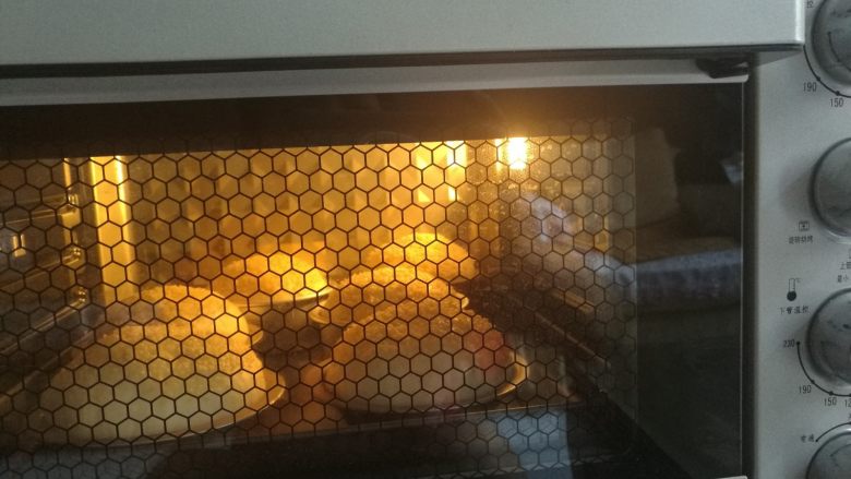 黑椒牛肉堡#面团的发酵之旅#,烤箱上下火180度预热15分钟。汉堡坯放入烤箱，上下火180度烘烤18分钟即可。