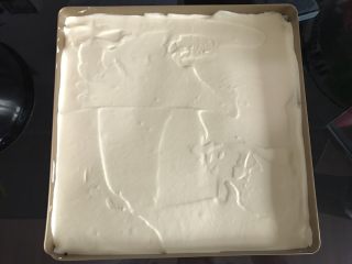 哆啦A梦彩绘蛋糕卷,用刮刀将蛋糕糊铺平，四个角也要覆盖好蛋糕糊，不要碰到底部的图案哦。
轻拍烤盘底部，震出大气泡。
放入烤箱，上下火170度烤20分钟，最后5分钟开热风使上色均匀。